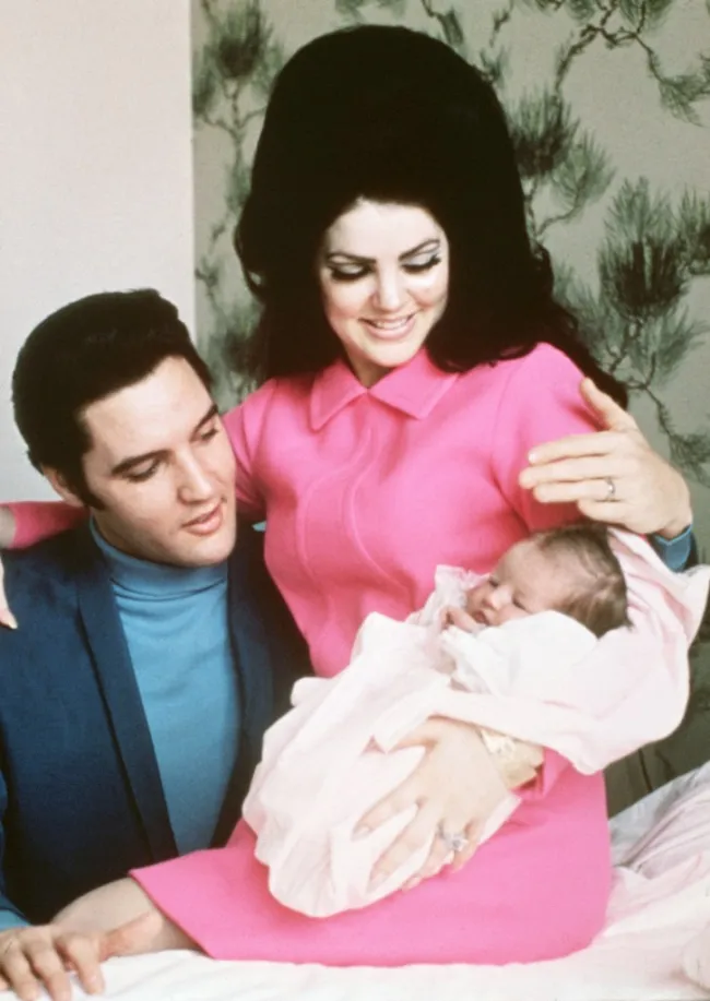 Elvis y Priscilla Presley con Lisa Marie