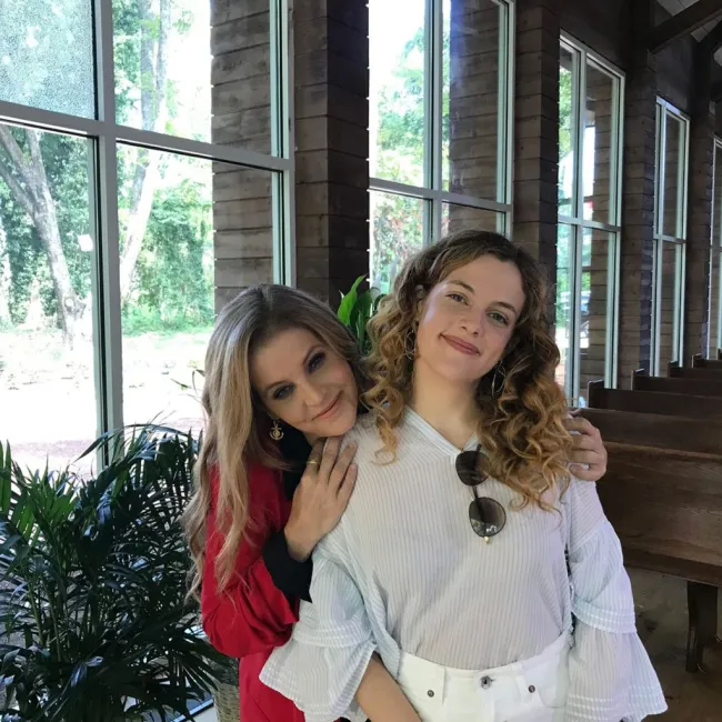 Riley Keough y su madre Lisa Marie Presley