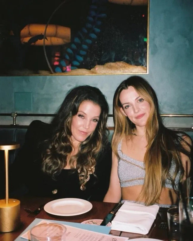 Riley Keough y Lisa Marie Presleey