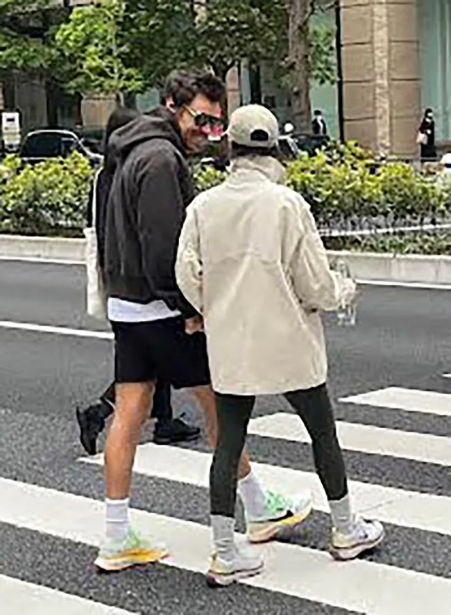 Harry Styles y Taylor Russell tomados de la mano en Tokio.