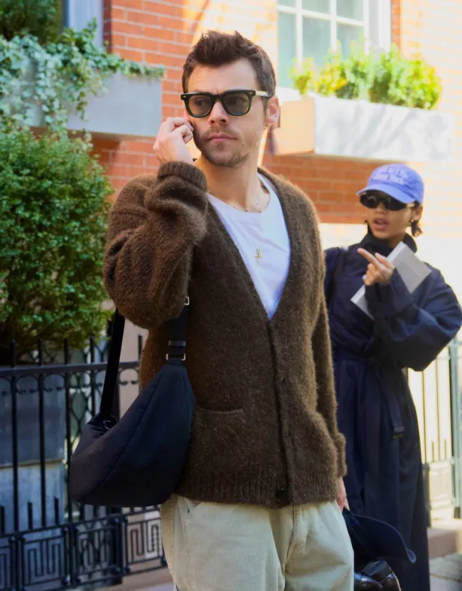 Harry Styles y Taylor Russell caminando por la ciudad de Nueva York.