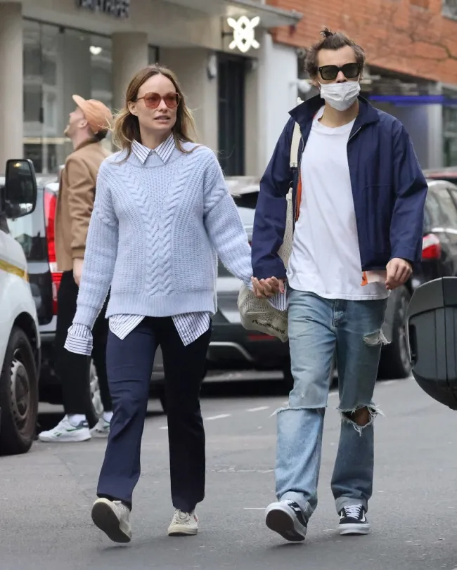 Olivia Wilde y Harry Styles tomados de la mano en Londres.