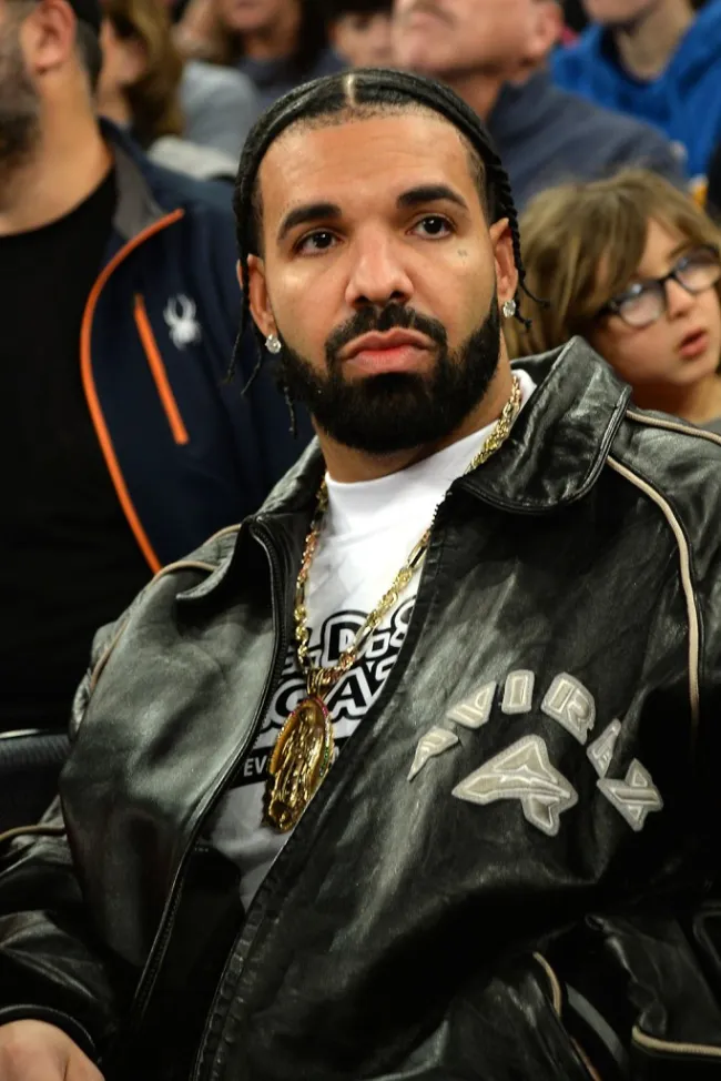 Drake en un partido de baloncesto.