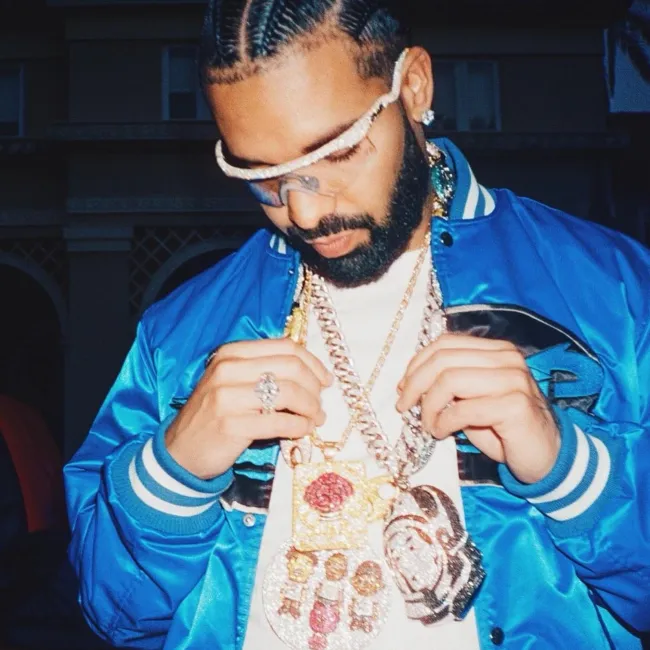 Drake mostrando sus joyas.