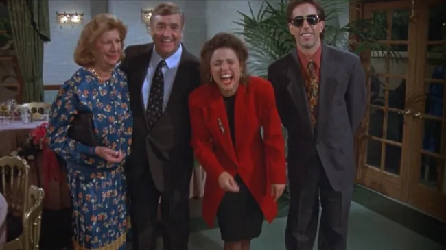 Liz Sheridan, Barney Martin, Julia Louis-Dreyfus Jerry Seinfeld en un episodio de 