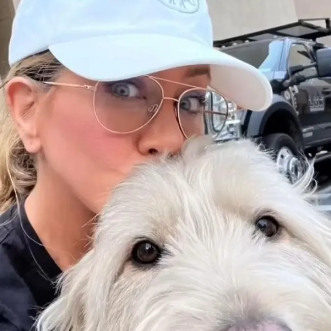Jennifer Aniston con su perro.