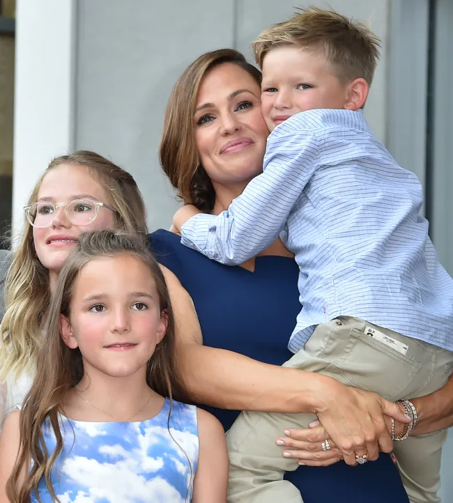 Jennifer Garner posa con sus hijos Violet, Seraphina y Samuel.