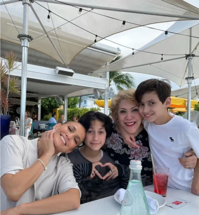 Jennifer López con su mamá y sus hijos.