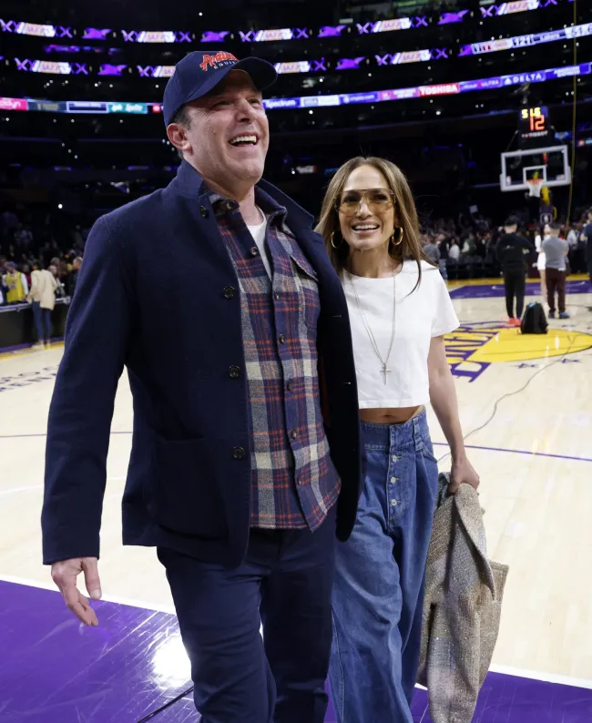 Jennifer López y Ben Affleck salen después de un partido de baloncesto entre Los Angeles Lakers y Golden State Warriors.