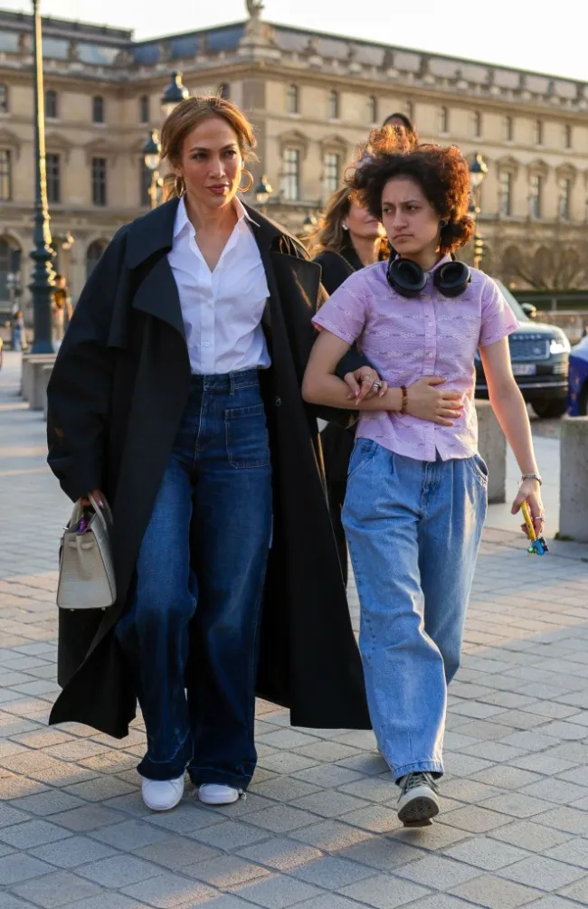 Jennifer López y Emme en el Louvre de París.