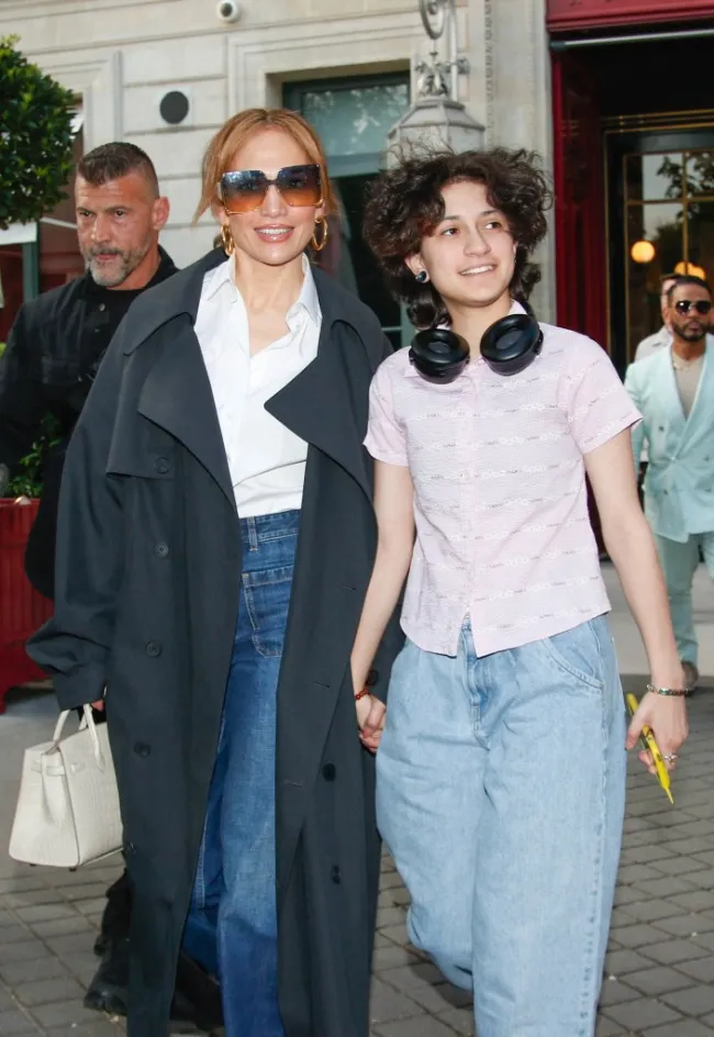 Jennifer López y Emme en París.