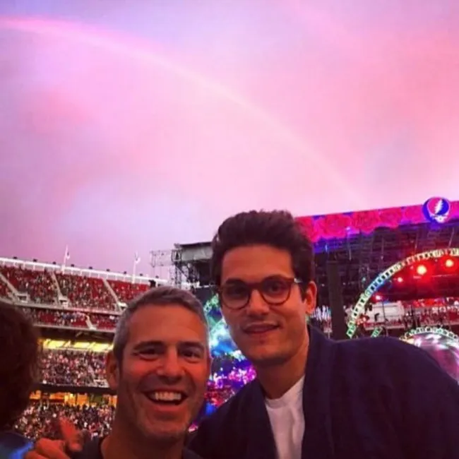 John Mayer sosteniendo a Andy Cohen.