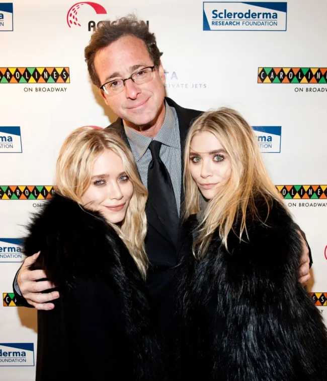 Mary-Kate Olsen, Bob Saget y Ashley Olsen en 2010