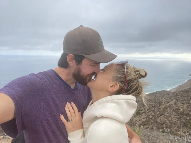 Kate Hudson y Danny Fujikawa posando juntos