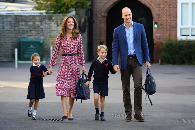 Kate Middleton y el príncipe William con dos de sus hijos.