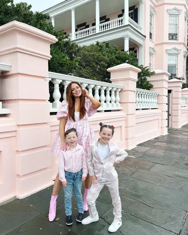 Kathryn Dennis y sus hijos