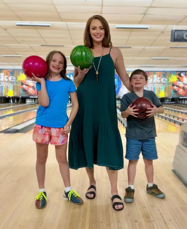 Kathryn Dennis y sus hijos