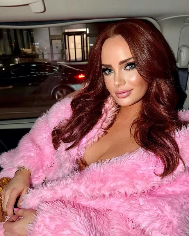 Kathryn Dennis en rosa