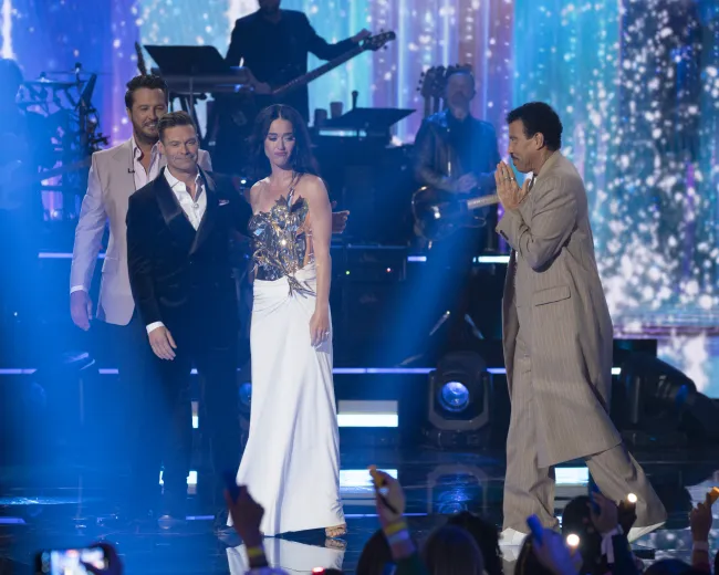 Luke Bryan, Ryan Seacrest, Katy Perry y Lionel Richie en el escenario en la final de 