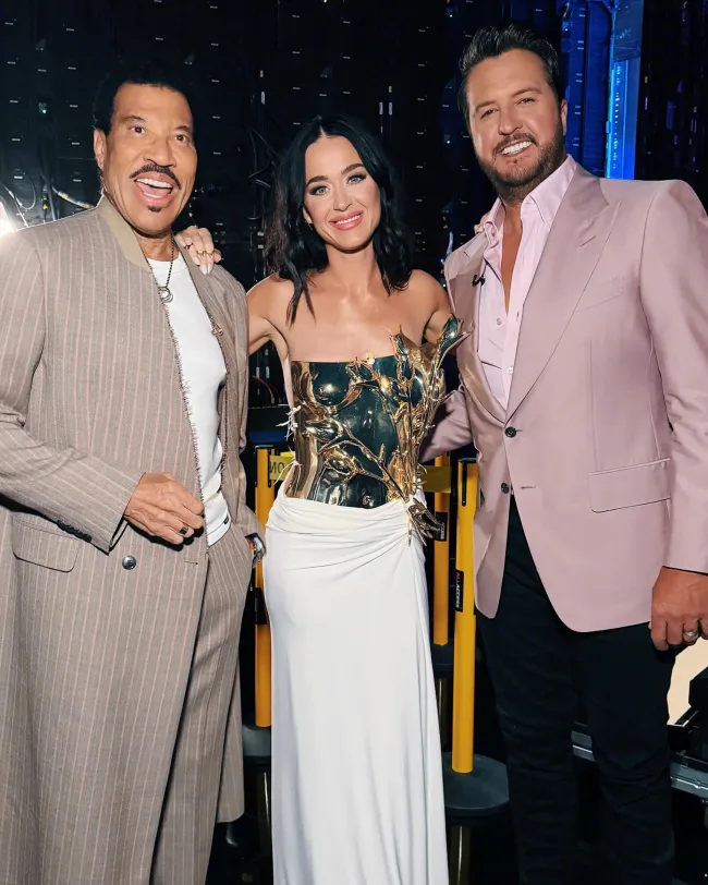 Lionel Richie, Katy Perry y Luke Bryan posando juntos