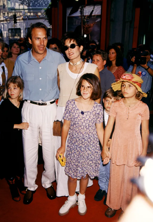 Kevin Costner, Cindy Silva y niños