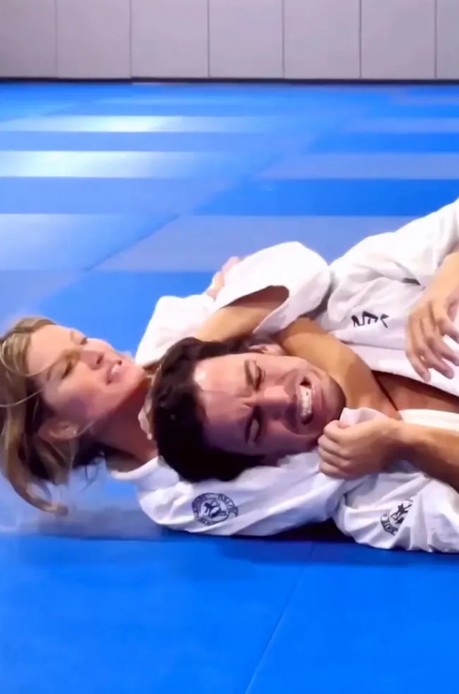 Gisele Bundchen y Joaquim Valente peleando en jiu-jitsu.