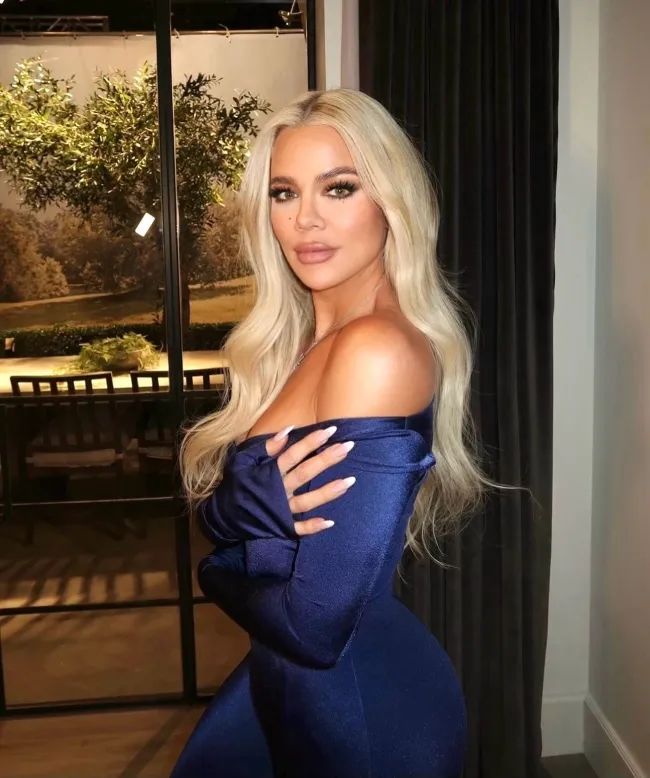 Khloé Kardashian con un vestido azul.