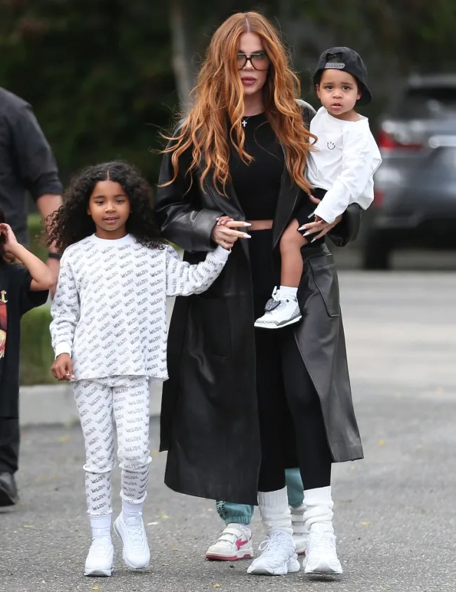 Khloé Kardashian con cabello rojo.