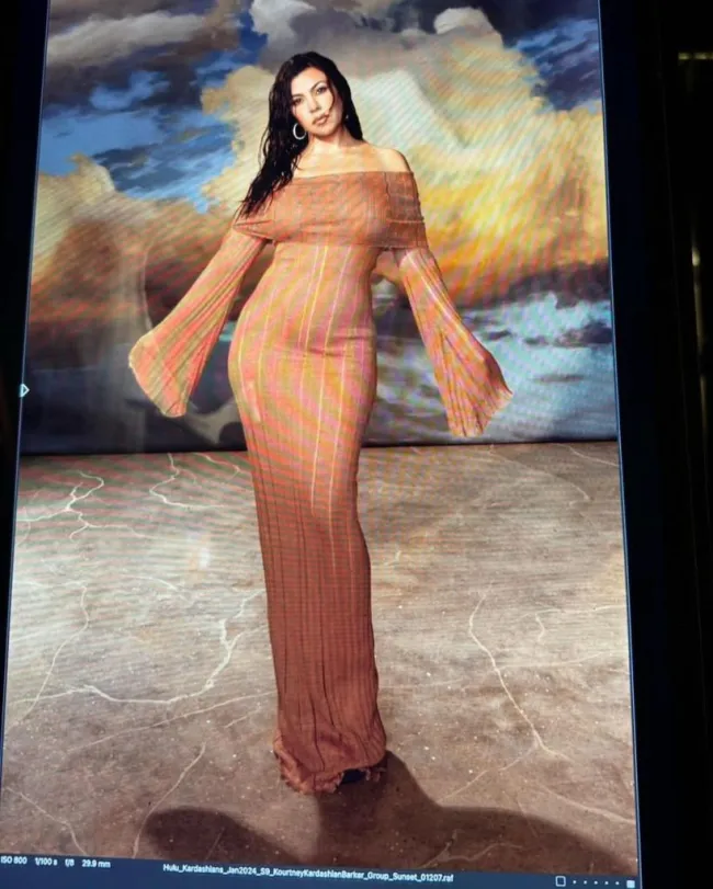 Kourtney Kardashian con un vestido a rayas.