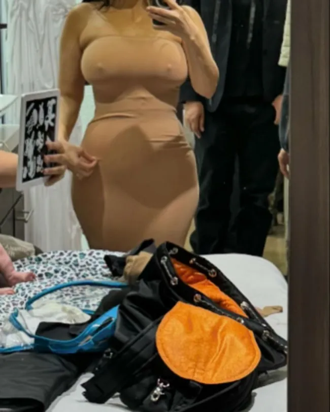 Kourtney Kardashian selfie en el espejo.