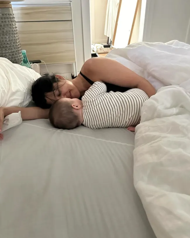 Kourtney Kardashian en la cama con el bebé Rocky.