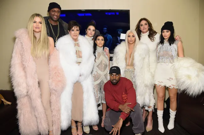 Khloe Kardashian, Lamar Odom, Kris Jenner, Kendall Jenner, Kourtney Kardashian, Kanye West, Kim Kardashian, Caitlin Jenner y Kylie Jenner asisten a la tercera temporada de Kanye West Yeezy.
