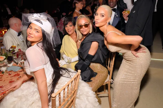 Kylie Jenner, Kris Jenner, Khloé Kardashian y Kim Kardashian asisten a la Gala Met 2022 para celebrar 