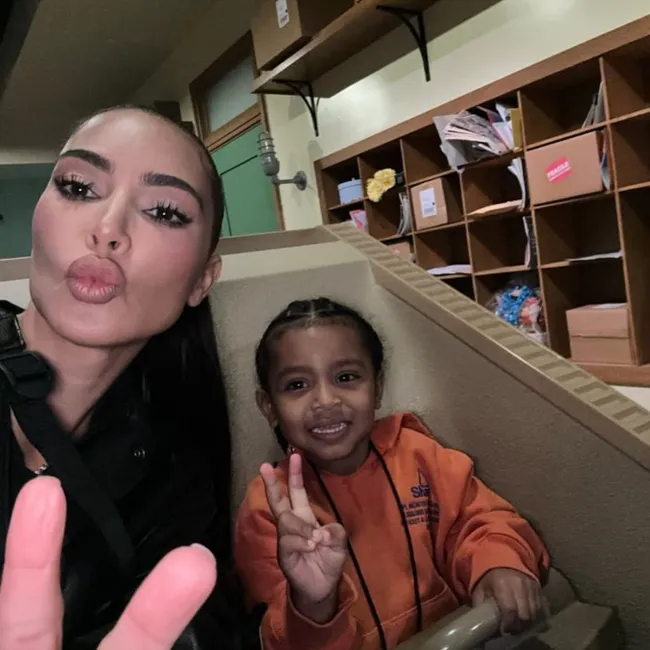 Una selfie de Kim Kardashian y Psalm West.