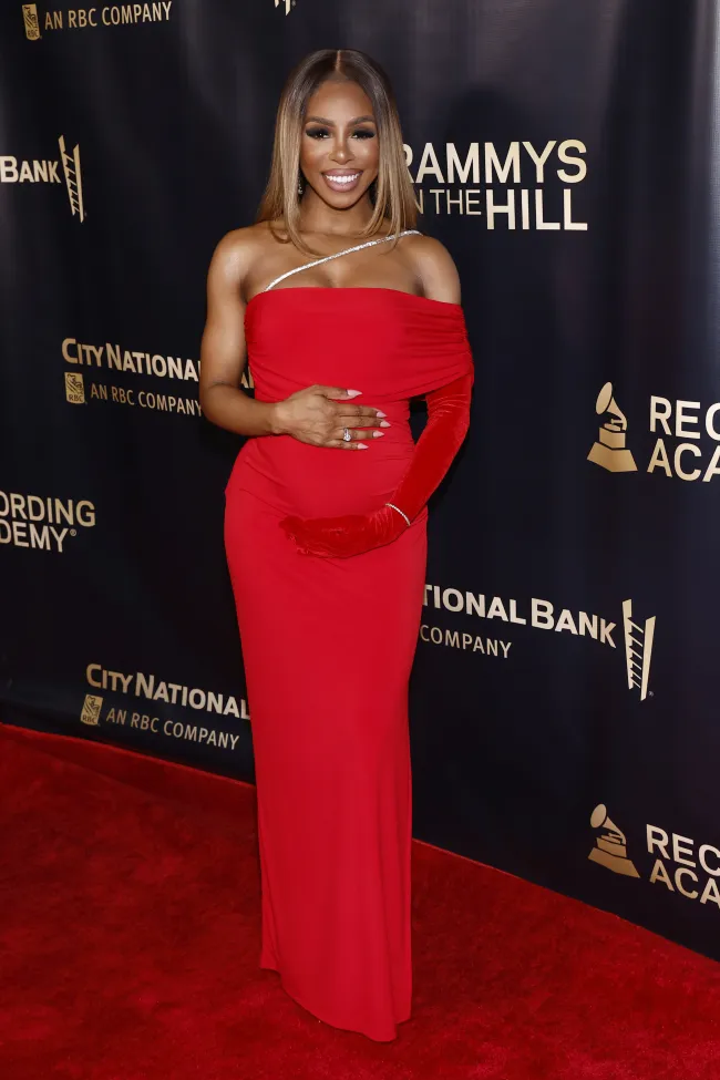 Candiace Dillard-Bassett posando en una alfombra roja estando embarazada