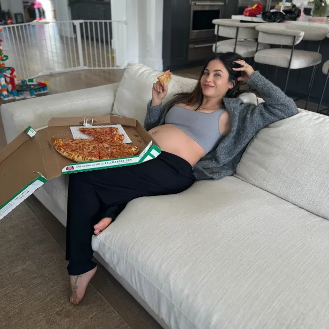 Jenna Dewan embarazada comiendo pizza