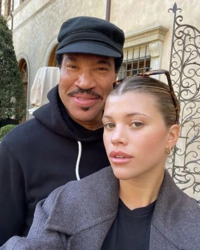 Sofia Richie y Lionel Richie en una selfie.