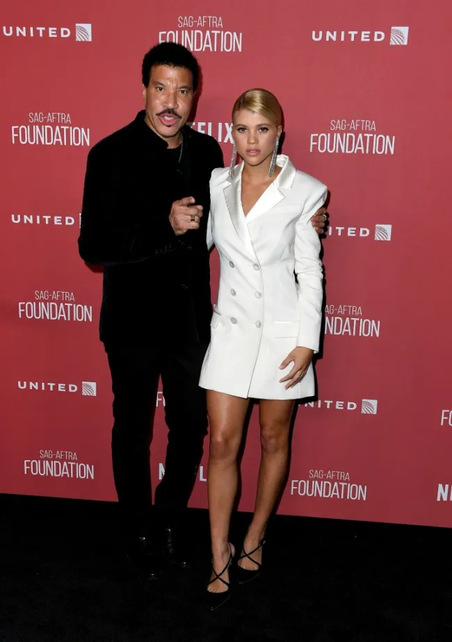 Lionel Richie y Sofia Richie en una alfombra roja.