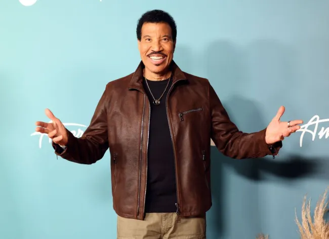 Lionel Richie en una alfombra roja.