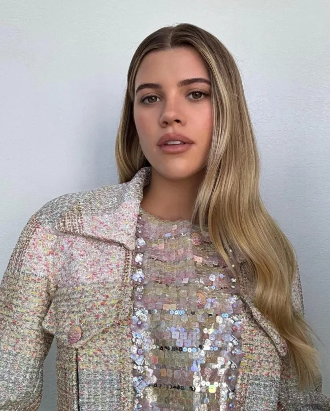 Sofia Richie y Elliot Grainge besándose.