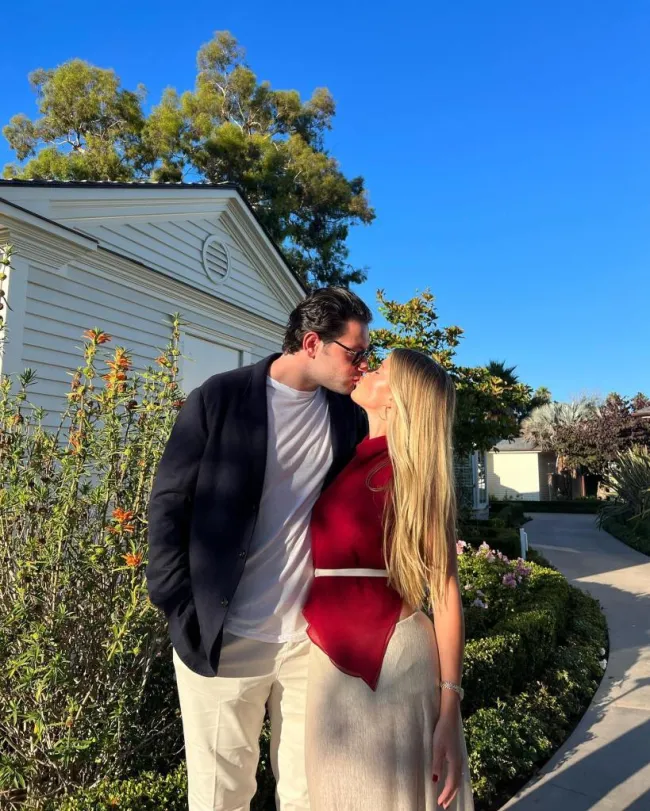 Sofia Richie y su marido Elliot Grainge besándose