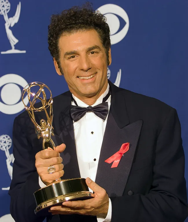 michael richards sosteniendo su emmy