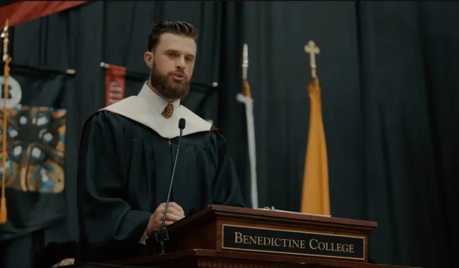 Harrison Butker dando su discurso de graduación