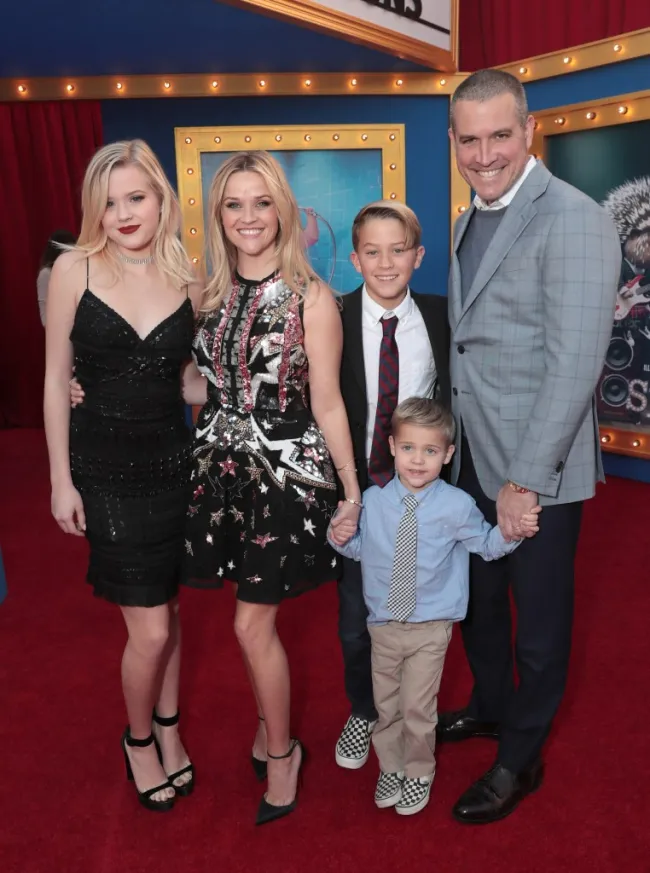 Reese Witherpsoon, Ava, Deacon, Tennessee y Jim Toth.