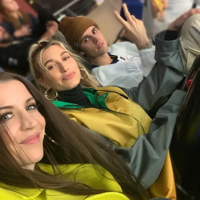 Justin Bieber y Hailey Bieber con su mamá.