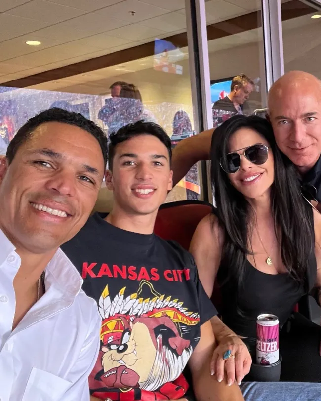 Lauren Sanchez fotografiada con Jeff Bezos, su ex Tony González y su hijo Nikko.