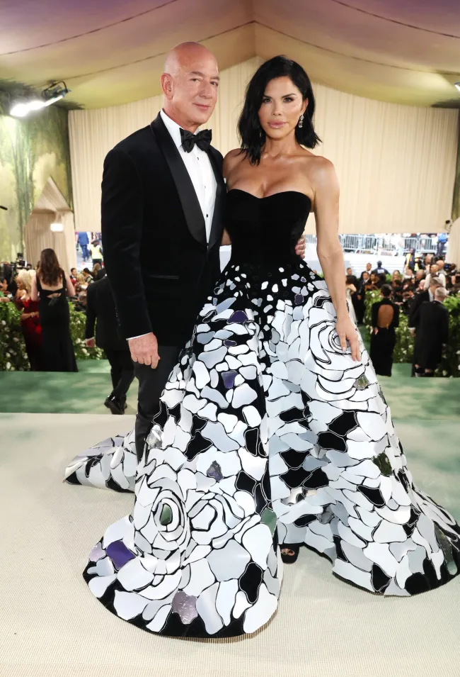 Jeff Bezos y Lauren Sanchez asisten a la Met Gala 2024.