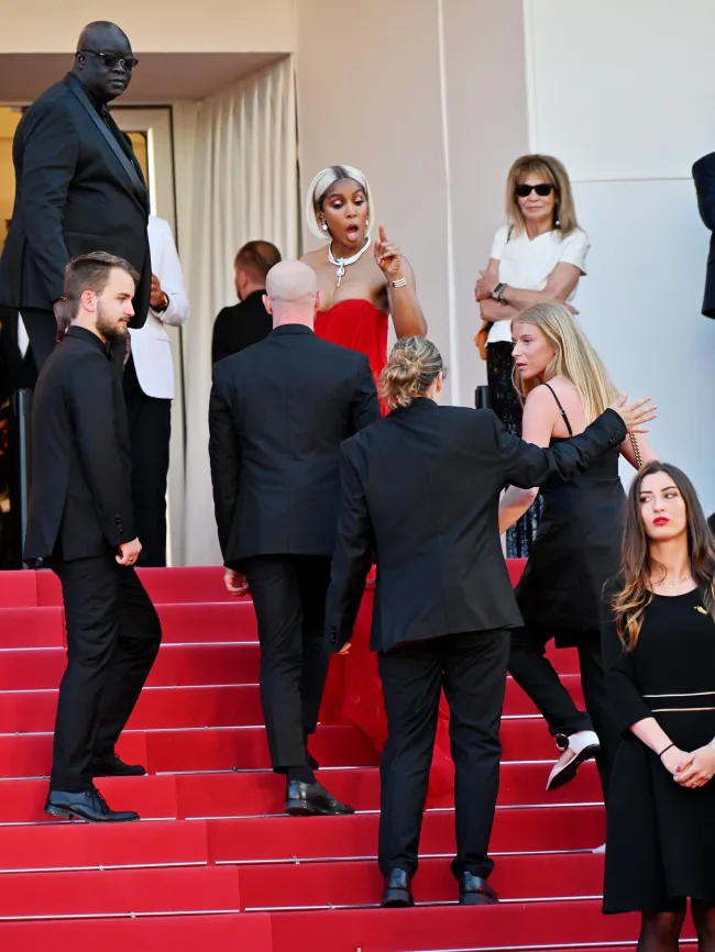 Kelly Rowland hablando con la guardia baja en la alfombra roja de Cannes.