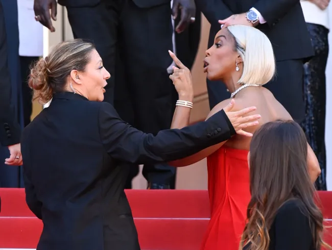 Kelly Rowland hablando con la guardia baja en la alfombra roja de Cannes.