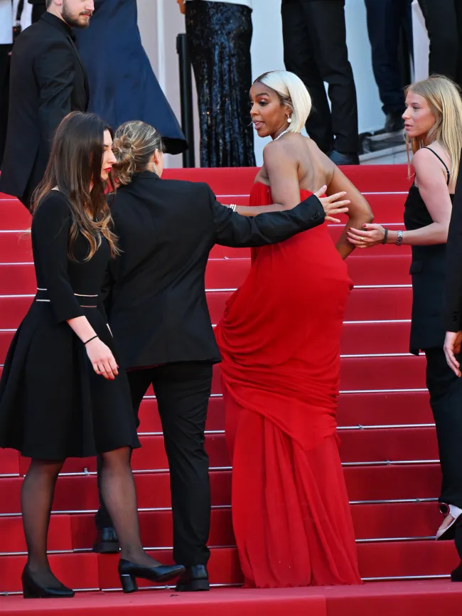 Kelly Rowland hablando con la guardia baja en la alfombra roja de Cannes.